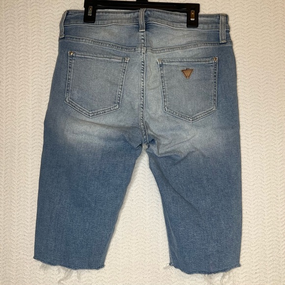 guess / distressed light wash bermuda jean shorts size 28 - Picture 4 of 8